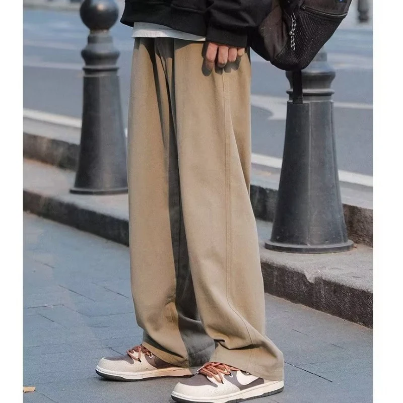Muške braon ležerne pantalone u japanskom retro stilu. Udobne i moderne, savršene za svakodnevno nošenje i opuštene prilike.