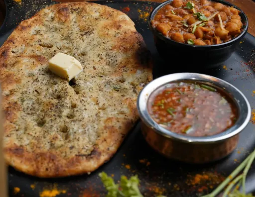 Paneer Kulcha With Chana