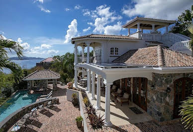 Villa avec piscine et jardin 1