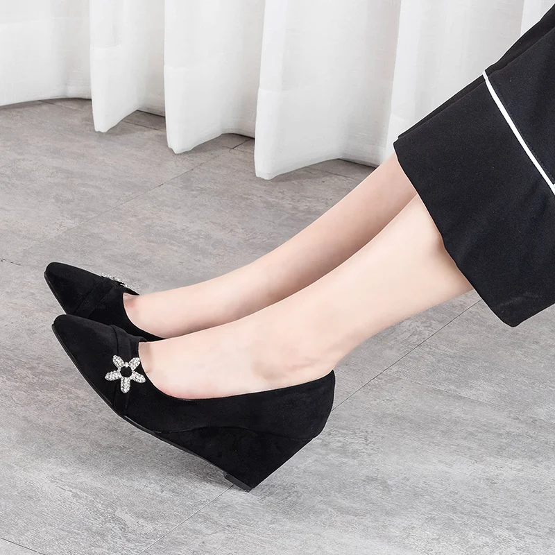 Title 2, Zapatos de tacón alto de ante fino con pedrería...