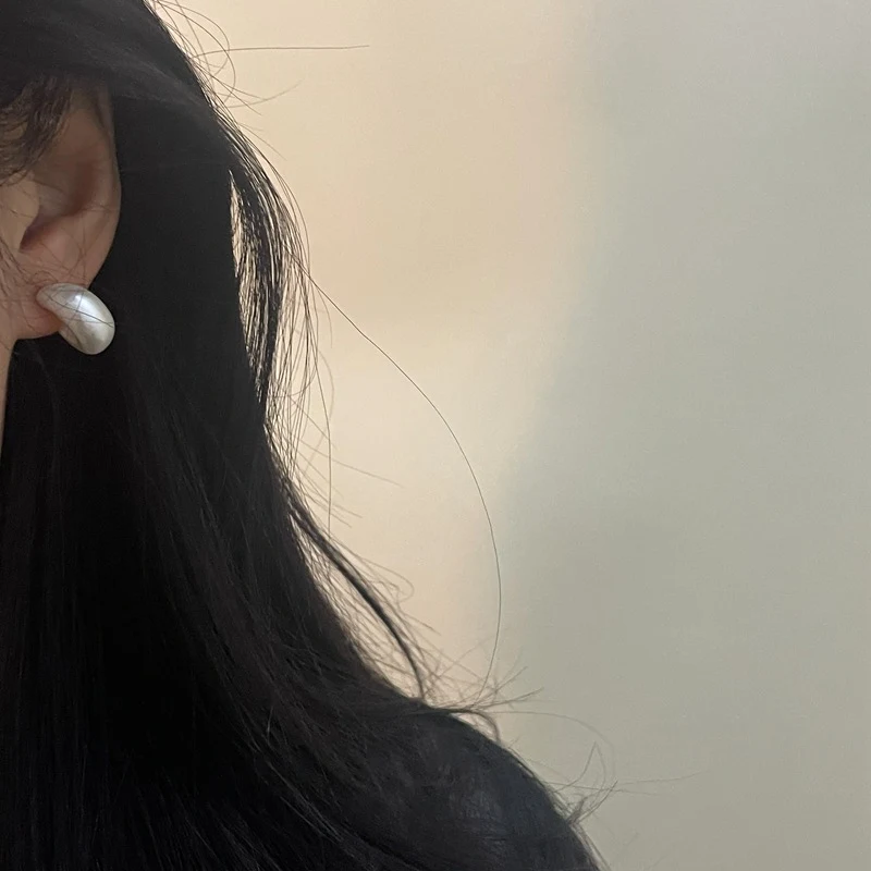 Boucles d'oreilles femme Pearl Grace Silver Needle. Élégance garantie avec perles et argent. Un bijou parfait pour sublimer votre style.