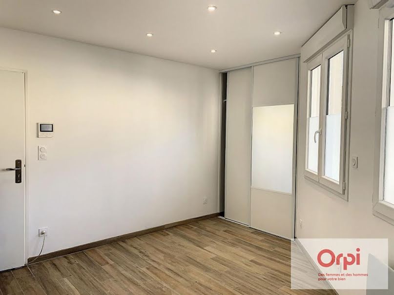 Location meublée appartement 1 pièce 19 m² à Montluçon (03100), 300 €