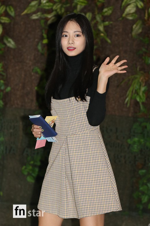 8 Airport Outfits That Prove TWICE's Tzuyu Can Make Any Casual Fashion Look  Elegant - Koreaboo