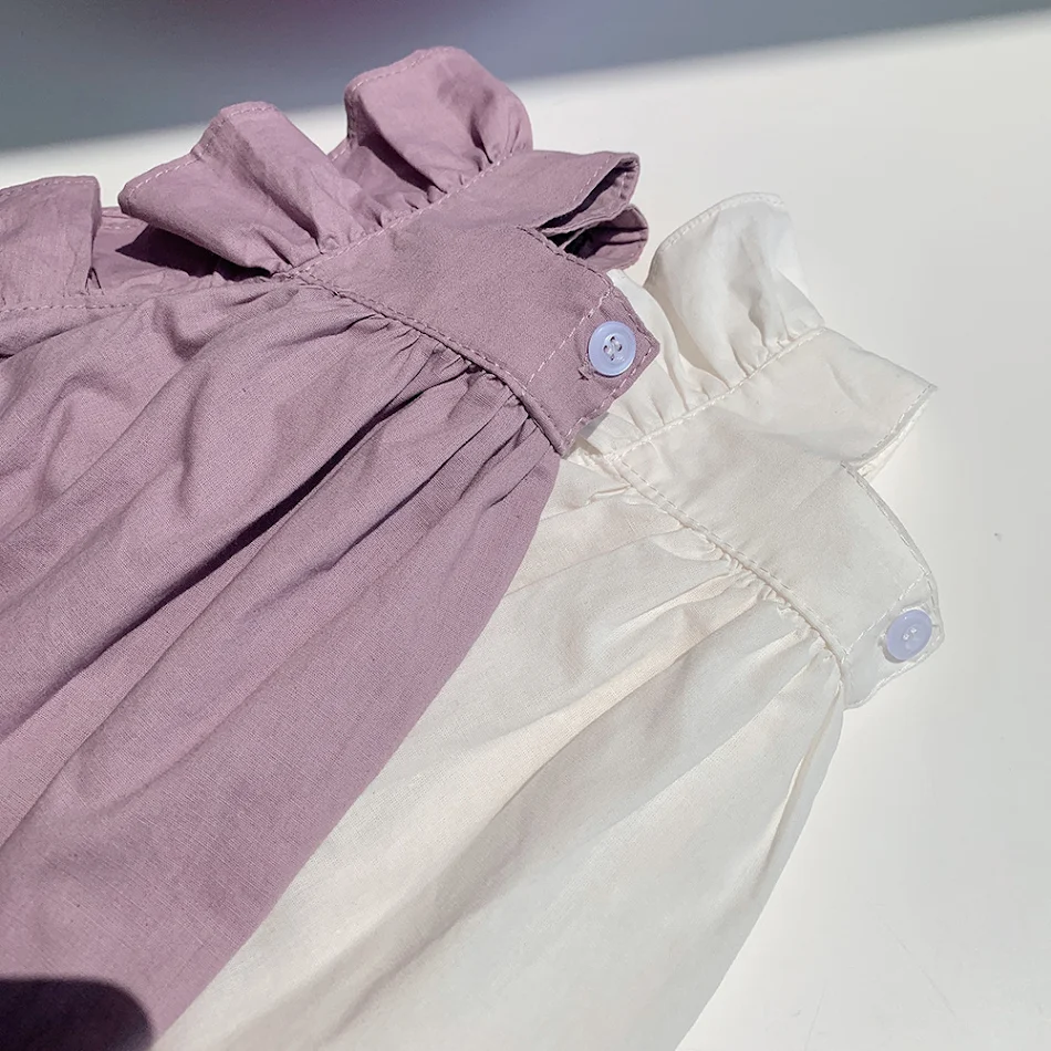 Ruffled meisjes jurk van katoen met fladder mouwen. Comfortabel, ademend en perfect om in te spelen en er charmant uit te zien.