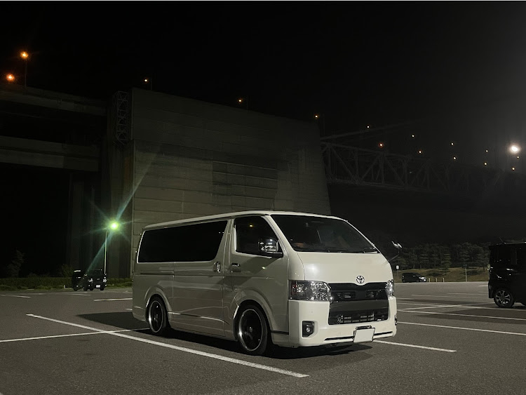 ハイエースバンのちょいシャコタン・ドライブに関するカスタム事例の投稿画像1枚目