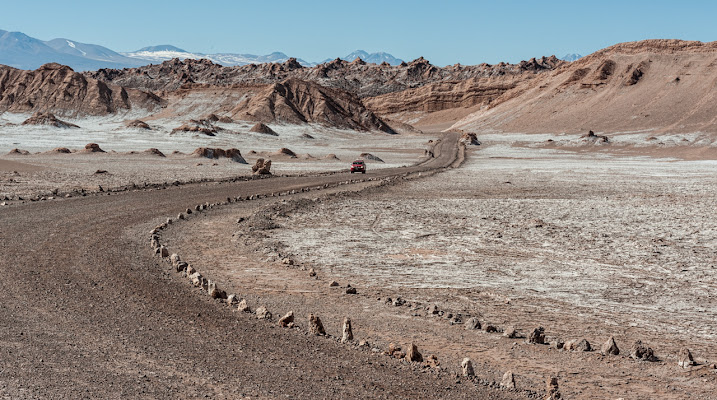 Road at Moon Valley - Chile di laurafacchini