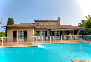 Maison avec piscine et terrasse 9