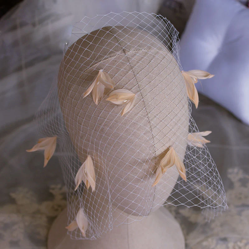 Coiffe de mariée vintage en gaze de maille pour un look romantique. Idéale pour les mariées recherchant un accessoire élégant et intemporel.