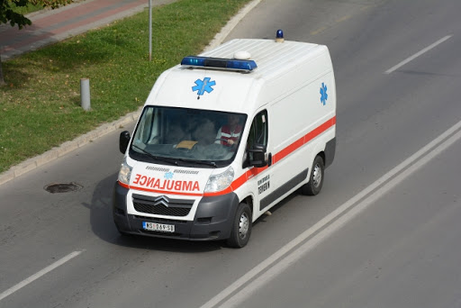 Teško povređen mladić kod surčinske petlje