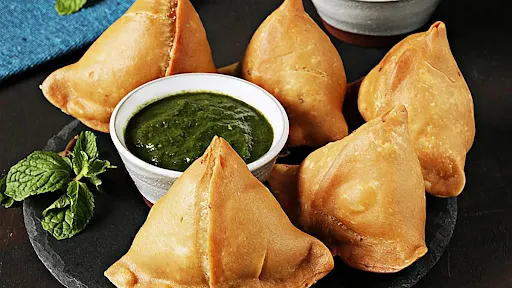 Chilly Paneer Samosa (2pcs)