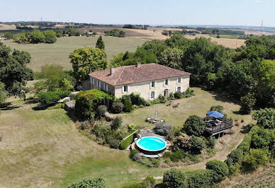 Maison avec piscine et jardin 9