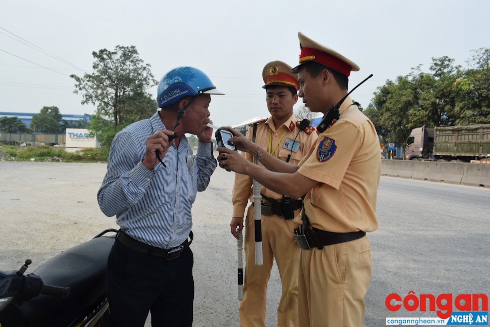  Cán bộ CSGT kiểm tra nồng độ cồn đối với người điều khiển phương tiện tham gia giao thông trên Quốc lộ 1A