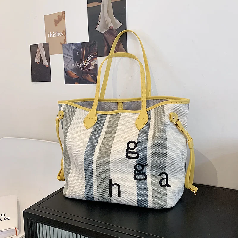 Sac de toile simple et polyvalent, un sac fourre-tout à bandoulière idéal pour le quotidien. Parfait pour le shopping, le travail et les voyages.