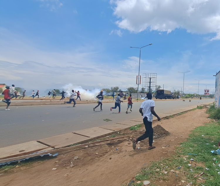 Locals chase away police officers