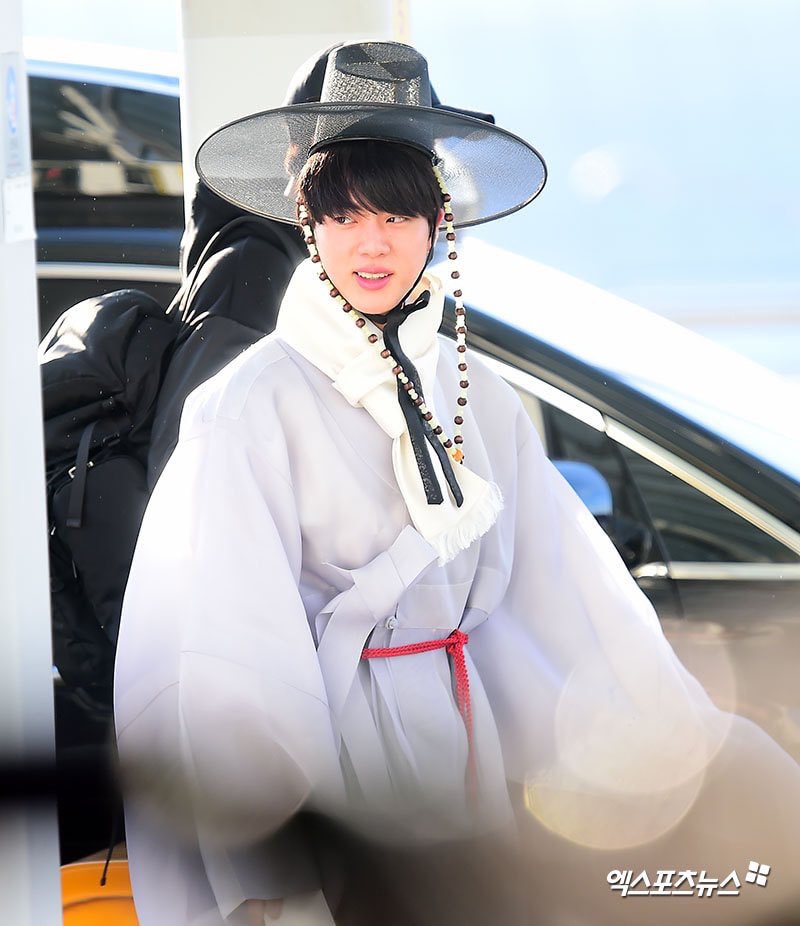 Sederhana namun Mewah, Jin BTS Pakai Mantel Selutut dan Tenteng Tas Rp35  Jutaan di Bandara Incheon - TribunTrends.com
