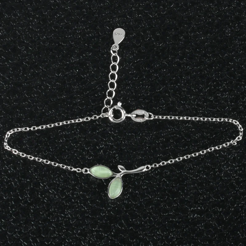 Pulseira de Folha em Prata 925 para Mulheres. Design delicado e elegante, ideal para uso diário ou presente. Brilho sutil e atemporal. Joia perfeita.