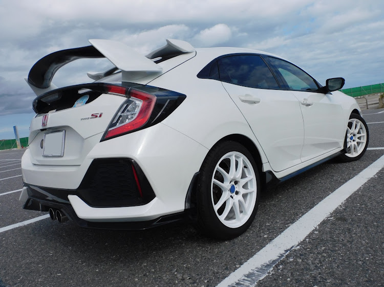 シビックのシビックハッチバック・シビック FK7・ウイング取付・type-R風に関するカスタム事例の投稿画像2枚目