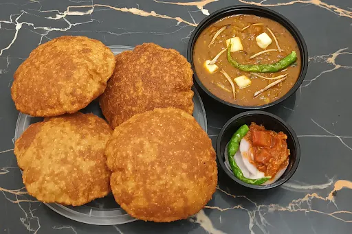 Bedmi Poori With Aloo Sabzi [4 Pieces]