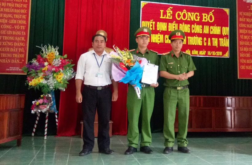 Thượng tá Trần Phúc Tú, Trưởng Công an huyện Tương Dương trao quyết định cho cán bộ được điều động, bổ nhiệm về Công an thị trấn Hoà Bình.