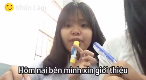 Nữ sinh trẻ review (nhận xét) về thỏi son mới mua.