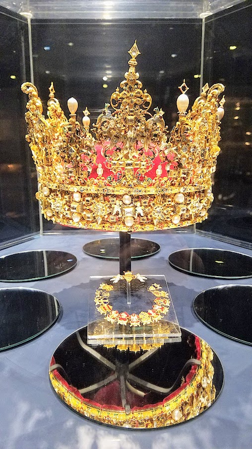 Visiting Rosenborg Castle in Copenhagen. In the second room of the treasury, the highlight is Christian IV’s Crown, a crown of gold with enamel, table-cut stones and pearls for a total weight 2895 grams, aka it weights more then 6 pounds. The crown is full of symbolism, such as coats of arms of royal provinces, or figures representing the virtues which a good king should possess, and at the same time his functions as a sovereign