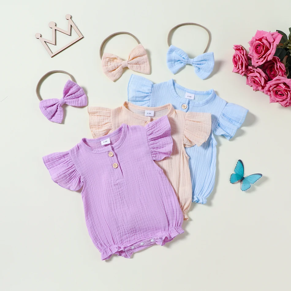 Combinaison unie en coton et lin à manches volantées et bandeau pour cheveux, un look estival frais et élégant, confortable et tendance.