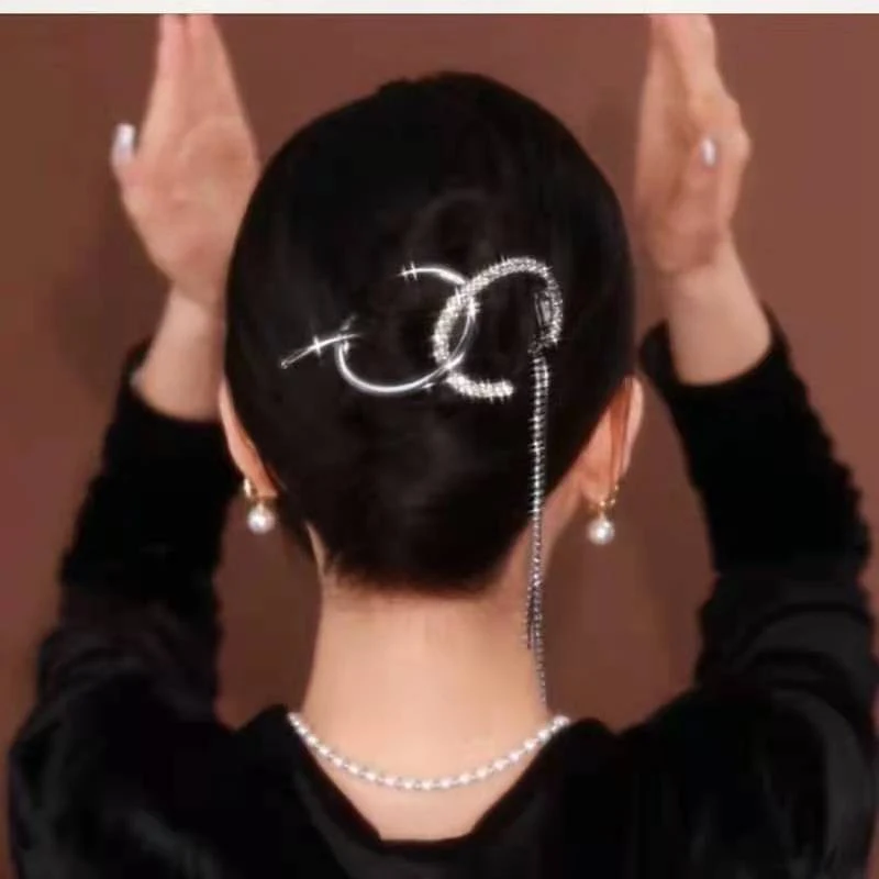 Grampo de Cabelo Temperamento Duplo C com Borla e Torção para um Penteado Elegante e Moderno. Fixação Firme e Design Sofisticado.