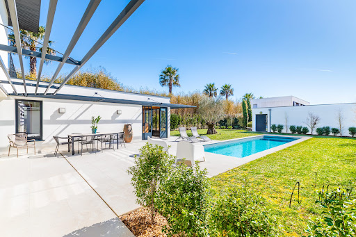 House with pool and garden 1