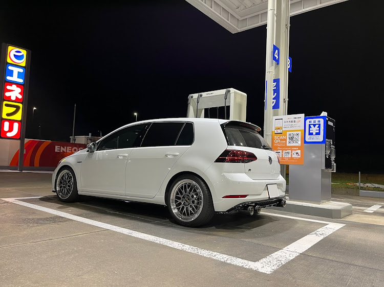 ゴルフ Rの雨天時未使用車・新車に見えて三年落ち・ガソスタは盛れる・夜のドライブに関するカスタム事例の投稿画像2枚目