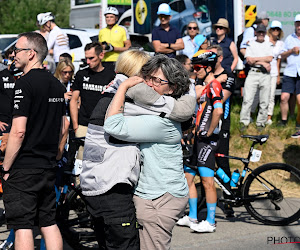 Wat een beeld: veel troost geboden aan de familie van Gino Mäder, ook Remco Evenepoel gaat langs