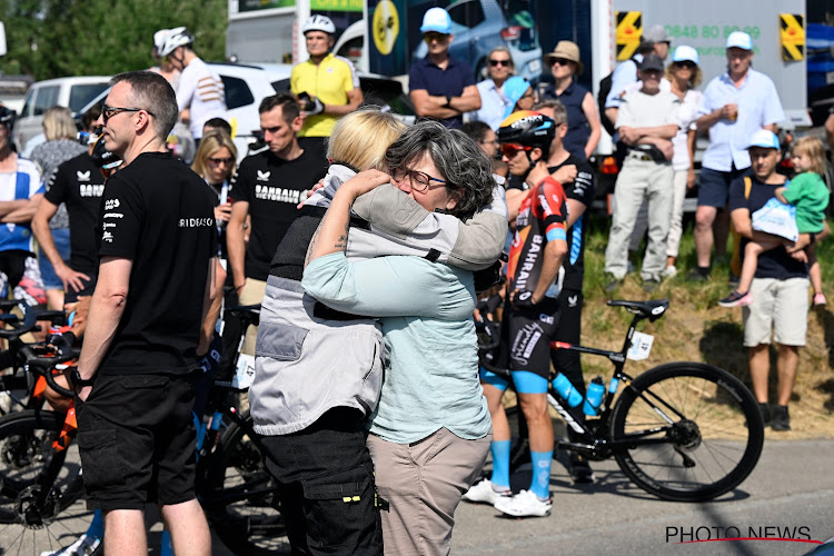 Wat een beeld: veel troost geboden aan de familie van Gino Mäder, ook Remco Evenepoel gaat langs