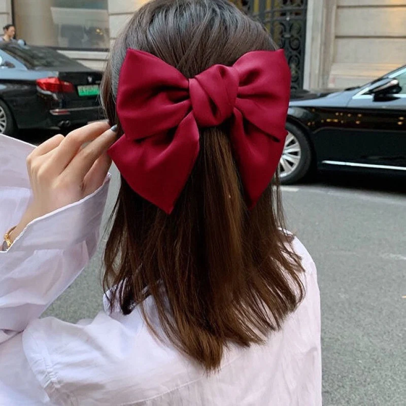 Title 17, Retro oversized tiara met veerclip, parelboog, ...