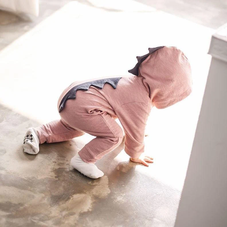 Barboteuse dinosaure à capuche pour bébé, douce et confortable. Idéale pour garder votre tout-petit au chaud et stylé. Achetez maintenant !