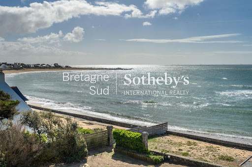 Seaside property with pool 4