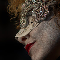 in maschera di 