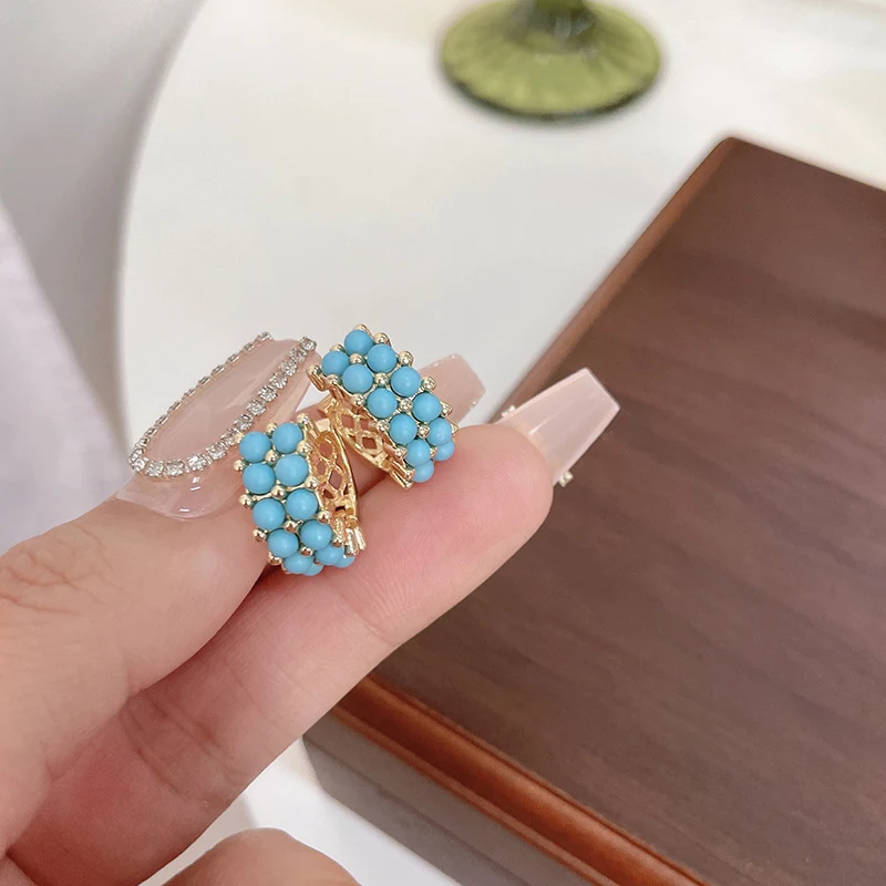 Vrouwen eenvoudige retro turkoois oorbellen, passen overal bij. Tijdloze elegantie en veelzijdige stijl voor dagelijks gebruik.