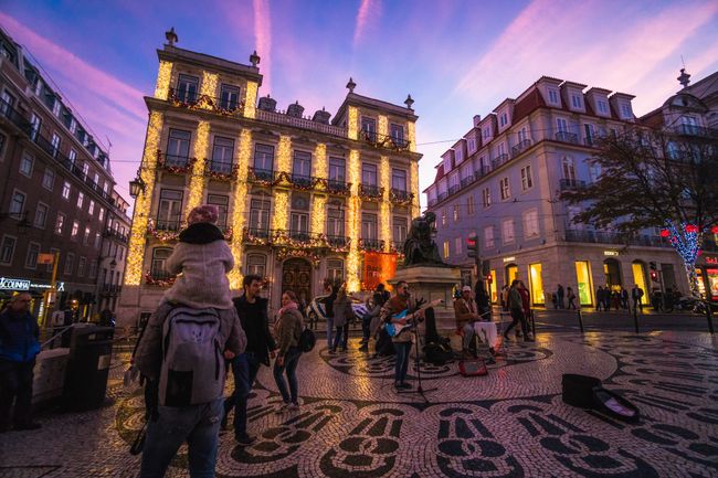 Lisbon at night (Shutterstock)