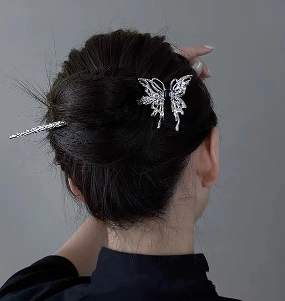 Épingles à cheveux papillon liquide au design antique irrégulier. Accessoire unique et élégant pour vos coiffures.