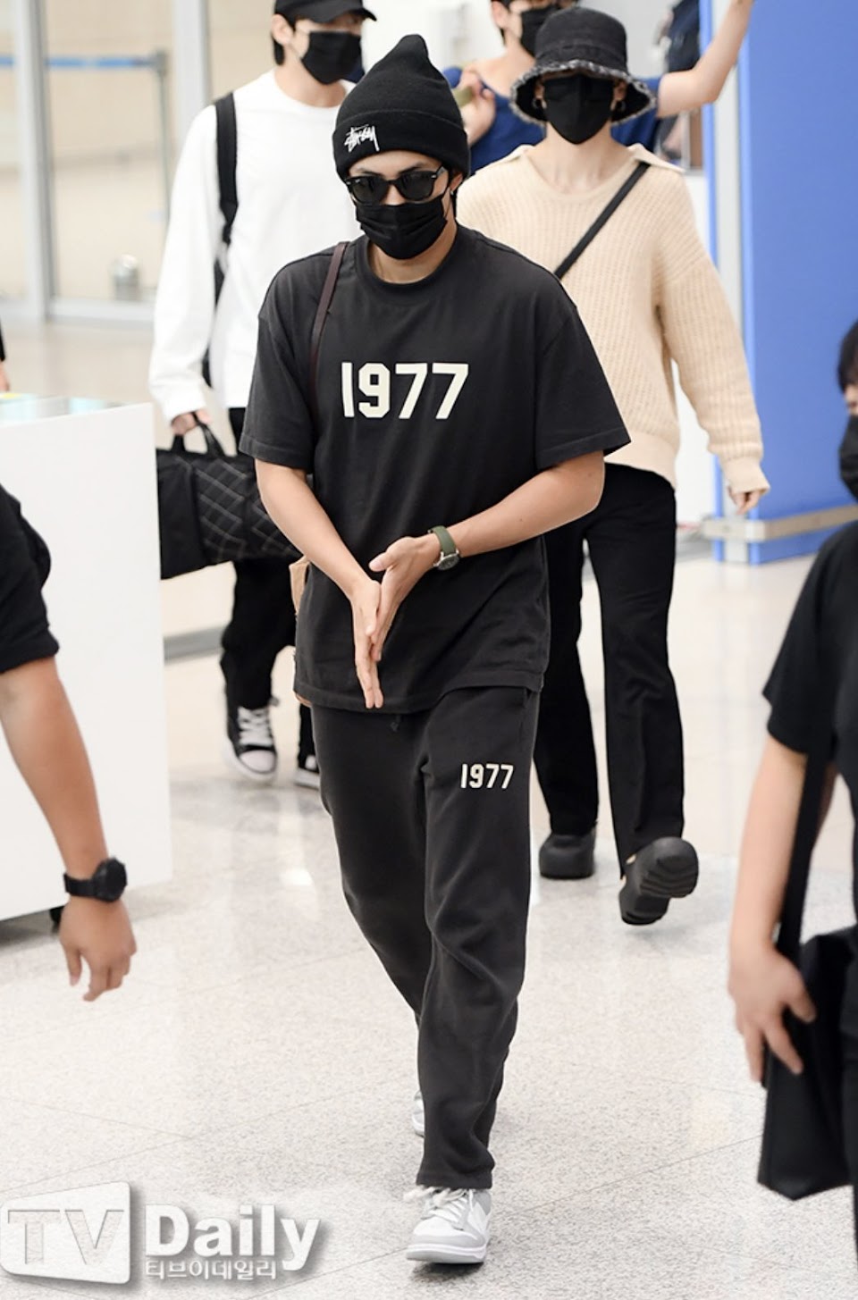 Jungkook Turned The Airport Into His Runway And ARMYs Can't Handle It -  Koreaboo