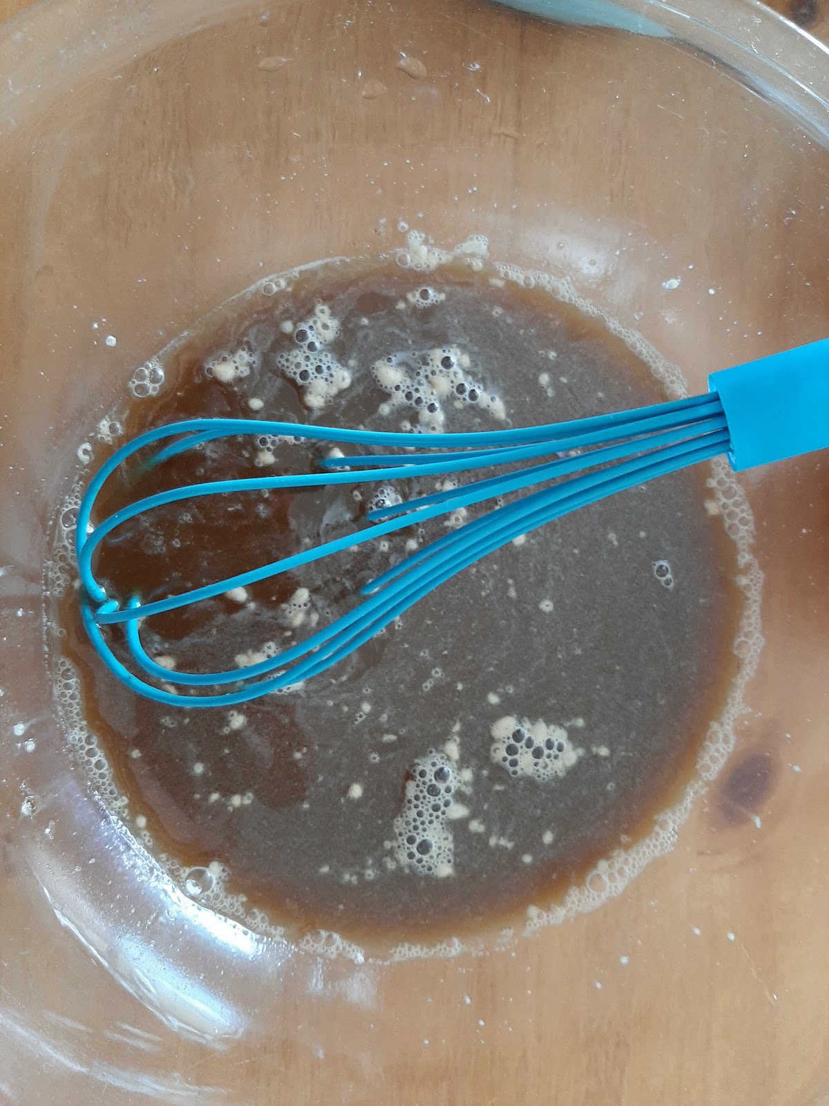 misturando os ingredientes da receita de pão australiano