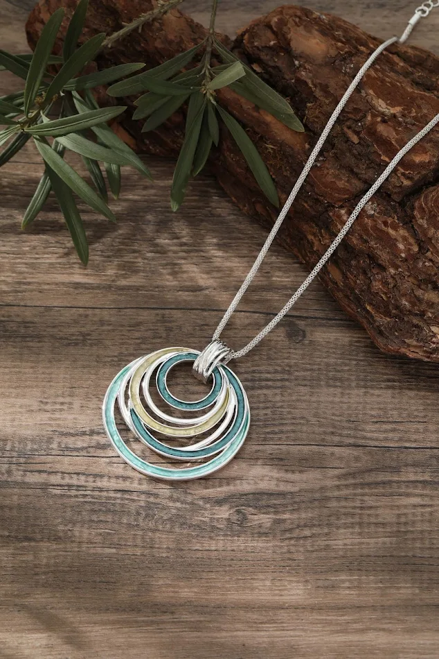 Kleurrijke olieverfschilderij ronde holle geometrische lijn ketting, een opvallend sieraad voor een artistieke en unieke uitstraling.