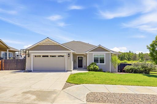 Modern gray house with garage and lawn in this luxury house for sale in Eagle Point ($549,000 - 173 m²)