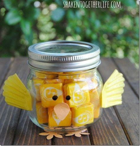 Over 33 Easter Craft Ideas for Kids to Make - These ideas are perfect for school, spring or Easter parties, preschool, Sunday School, or at home DIY crafts! Bunnies, Chicks, Eggs, and Religious. www.kidfriendlythingstodo.com Projekty Ze Słojami, Rękodzieło Na Wielkanoc, Inspiracje Wielkanocne, Pomysły Na Prezenty, Ideas Para Fiestas, Feltro, Ozdoby Wielkanocne, Lifehacking, Malowanie Na Słoikach