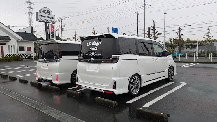 ヴォクシーのi-tune FAMILY・ノーマル車高でも格好良いと言われたい！・フォロワーさんと偶然に！・今日の雨は寒すぎたに関するカスタム事例の投稿画像2枚目