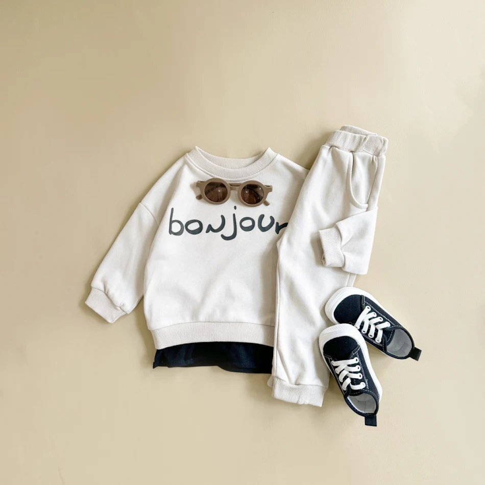 Baby set met ronde hals top en sportbroek, ideaal voor comfort en bewegingsvrijheid. Perfect om te spelen en dagelijks te dragen.