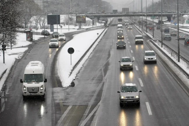 Sneg na planinama, odroni na putu duž Ibra i od Zlatibora