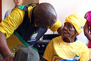 President Cyril Ramaphosa visited ouma Martha Louw, who was celebrating her 82th birthday in Donkerhoek, Galeshewe. 