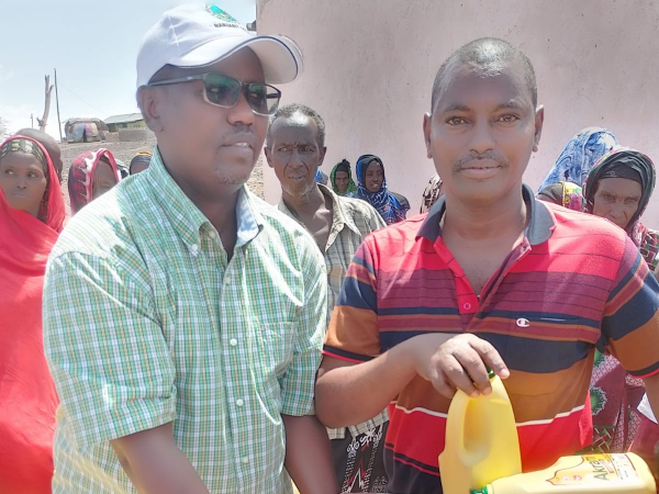 Hunger-stricken residents of Maikona receive relief food. The CEC member Transport, Roads, Housing and Public works Guyo Guracha led the exercise.