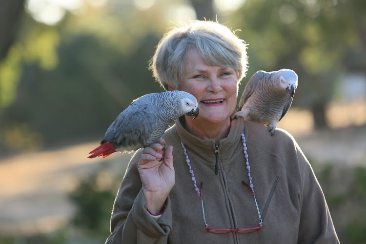 Kotie Fourie met haar geliefde papegaaie