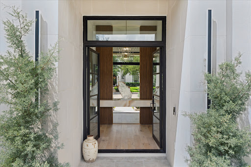 Modern entrance with glass door and plants - Prestige property for sale in Houston, 11 rooms, 4 bedrooms